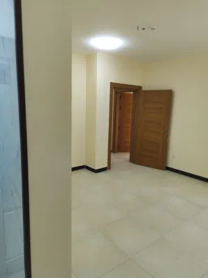 شقة حديثة ديلوكس للايجار في مجمع الأمل السكني 3 تؤجر للعوائل الصغيرة فقط والمتزوجين حديثاً