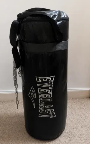 كيس ملاكمة للبيع EVERLAST الأصلي طوله متر 100cm مع جميع اغراضه للبيع بسعر رمزي