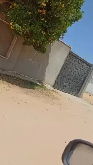 ارض للبيع  في عين زارة طريق المشتل بالقرب من سوق الغزيوي