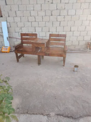 كرسيين وطوله لسقات في بعضهن