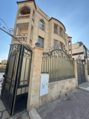 شقه للبيع في فيلا في الشيخ زايد المجاوره الرابعه  الحي التامن موقع ممتاز جدا في ارقي أحياء زايد