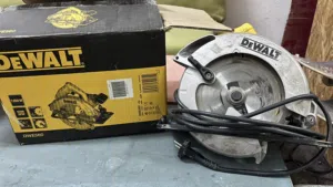 هو منشار دائري سلكي (Compact Circular Saw) من إنتاج شركة ديوالت (DeWALT)