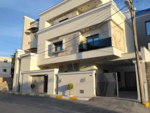 فيلا سكنية للبيع تشطيب 2026 الموقع سوق الجمعة بالقرب من مدرسة المعرفة موقع مميز