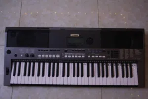 yamaha psr-i400  mint condition  like brand new negotiatable message  on WhatsApp  pls
