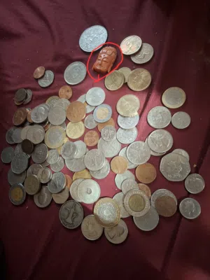 عملات معدنيه قديمه وحجر عقيق على شكل تمثال بوذا للبيع