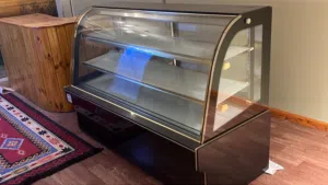 ثلاجة كيك باردة للمحلات بحالة جيدة جداً