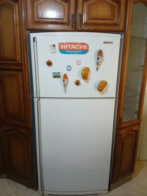 ثلاجة HITACHI للبيع – سعة 585 لتر  ثلاجة هيتاشي أصلية بحالة ممتازة جدًا بابين – فريزر علوي تبريد قوي