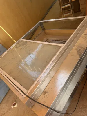 مغاسل وطاولة وثلاجة عرض اسماك