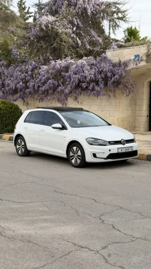 E golf 2019 للبيع كهربائي فحص كامل مرفق ممشى قليل  بانوراما بحاله ممتازه تقطع مسافه 220 لا 270 بشحنه