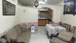 شقة طابق اول في عمارة مكونة من طابقين