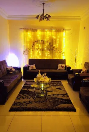 طقم كنب صوفابيد فاخر للبيع مع تخزين في جميع المقاعد ..ثلاثيتين و2 مفرد مع طقم طاولات ثلاثيه مع برداي