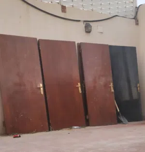 ابواب خشب سويدي بدون حلوق في حالة كويسه جدا