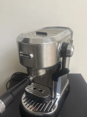 ماكينة قهوة ديلونجي Delonghi للبيع  شبه جديدة