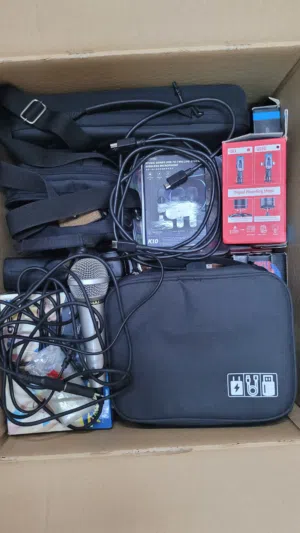 صندوق فيه الكثير من معدات التصوير