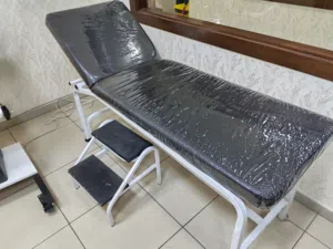 سرير فحص طبي بحالة ممتازة