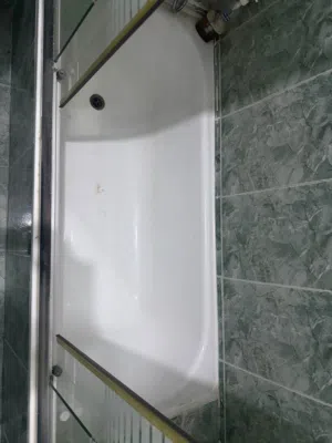 حمام فرنجي للبيع بحاله جيده بطاريات وكاله مغسله مقعده شطافه شور بكس بانيو شور
