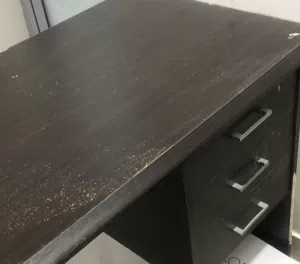 طاولة مكتبية بثلاث ادراج وكرسي دوار بعجلات