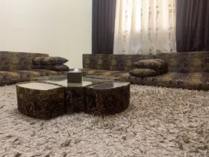 قعدة ملوكية فرشات صوف عدد 6 مع 12 وسادة صوف و6 مراكي اسفنج مع طاولة للبيع بسعر تنافسي وقابل للتفاوض