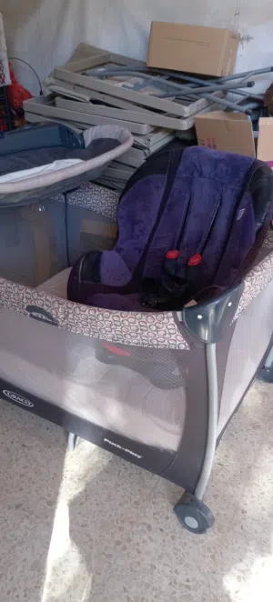 تخت بيبي مع كوت سياره بحاله ممتازه للبيع بسعر مغري