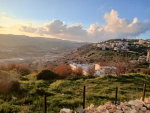قطعة أرض 450م بأجمل مواقع ماحص وباطلالة بانوراما على فلسطين والبحر الميت