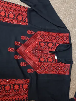 ثوب للبيع لون اسود واحمر