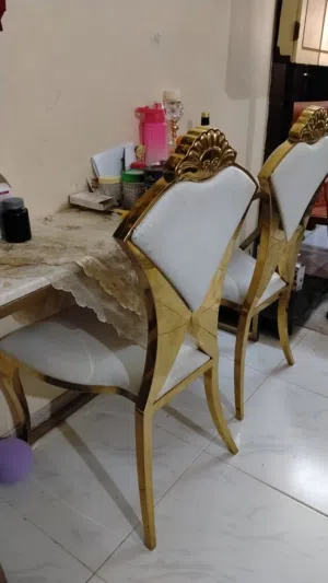 طاولة قهوة مع. 2 كرسي حديد ورخام مع اجهزة وأدوات منزل
