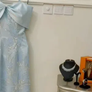 فستان ازرق فاتح تفصيل