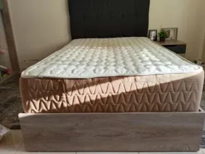 تخت مفرد ونص بحاله ممتازه مع فرشه