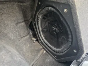 للبيع بازوكه Xplod نضيفه 1200 واط مع جي ام