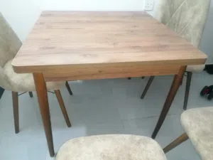 للبيع طاوله خشبيه مع اربع كراسي نظيفه جدا
