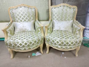 فني تنجيد وتجديد أثاثتنفيذ مشاريع تنجيد كاملة للفلل والقصور والشقق الفندقية. رفع المقاسات بدقة