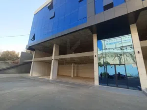 مكاتب ومعارض تجارية للإيجار في وادي صقرة