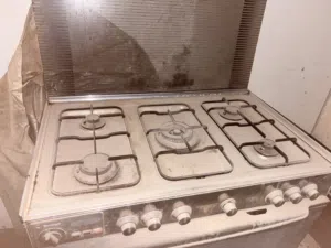 فرن مستعمل أمركي خمس عيون غاز. و مخزن لهاذ عليه تراب