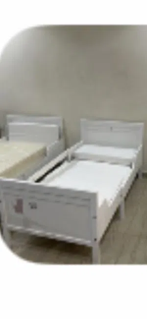 يرير اطفال نجاره لون ابيض مع مرتبه استعمال خفيف