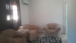 لاجار شقة أرضية مفروشة لعازب عين زارة خلف سوق استبراق  قريبة لريسي