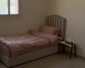 تخت وفرشة للبيع مازال جديد  اريد بيعه بسبب السفر  معو ضمان سنه ونص  400 درهم
