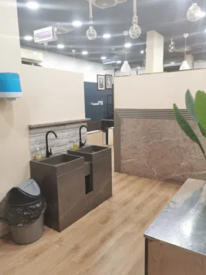 مطعم للبيع في المعبيلة مكان مميز و قريب من الخدمات علي الشارع العمومي