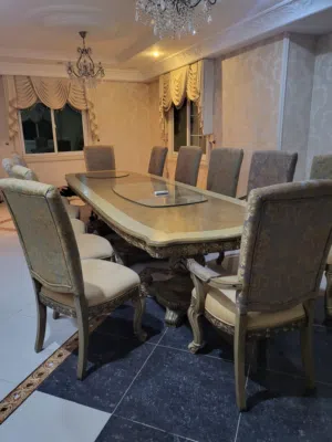 للبيع طاولة طعام 12 كرسي ومداخل وكنب وستائر