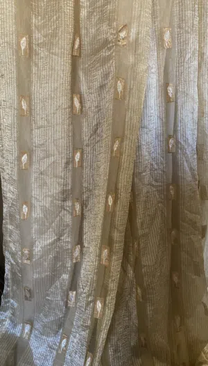 برواز كلاسيك مميز من الامارات شبه الجديد  وبرادي شيفون جاهزة للتعليق  وتيبل لامب مميز معدن مع خيزران