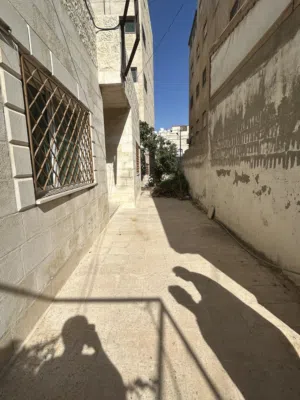 بيت للبيع بمكان حيوي