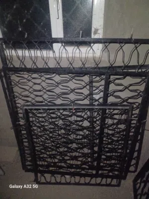 للبيع، 4 شبابيك حديد حق طوق المقاسات متر وستين/// وخمسين في خمسين حجم //عرطه ب33الف يمني الكل