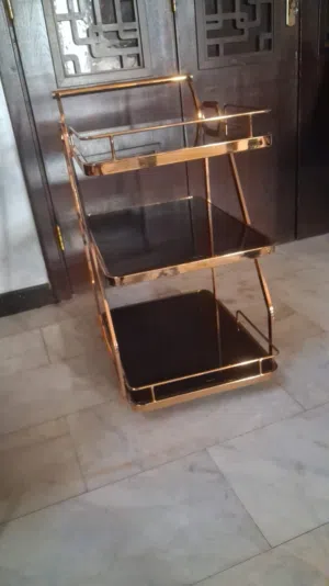 عربة تقديم لون اسود وبرونزي