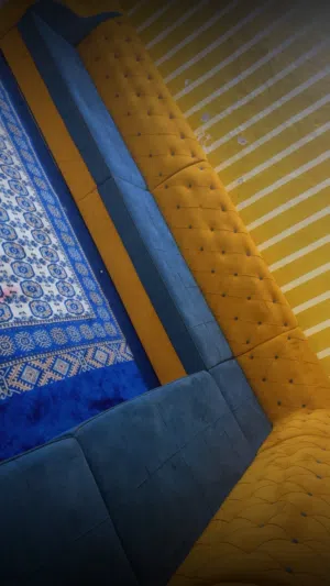 طقم كنب مع ستائر