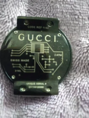 ساعة جوتشي الأصليه لونها أسود جميل فيها الساعه  والتاريخ بحاجه إلى قشاط وبطاريه