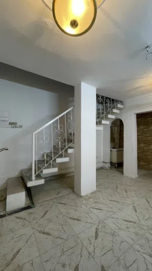 بيت-مرمم-حديثا-للايجار-يحتوي-على-كراج-وصاله-ومطبخ-وغرفتين-نوم