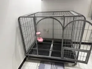 قفص كبير الحجم مع طوق للكلاب و لمبة كشف البول و قفص متوسط الحجم للتدريب