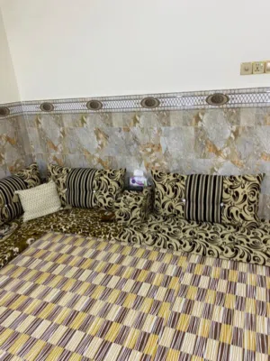 جلسه ارضيه 7كعدات وكل كعده بيها مخدتين