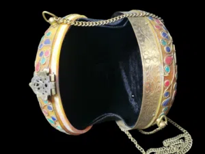 حقيبه من حجر العنبر والنحاس