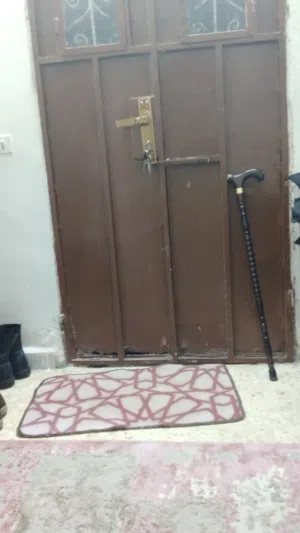 باب قديم ثقيل