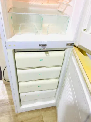ثلاجه جبيره وبيه جرارات نضيفه واستعمال قليل
